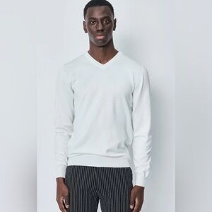 Terranova Men's White V-Neck Sweater